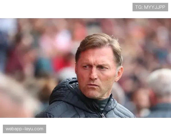 攻守兼备显锋芒：新赛季球队战术革新引领亮眼表现