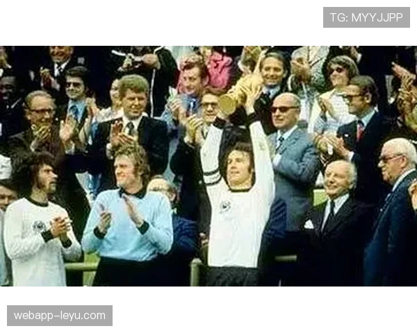 克鲁伊夫在世界杯舞台上的传奇表现引发热议,足球史册将铭记他。 克鲁伊夫在世界杯舞台上的传奇表现引发热议,足球史册将铭记他。