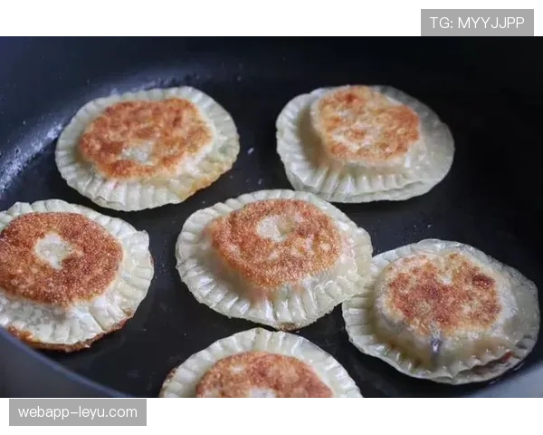 泰森·富里又发早餐照，桌上进口鱼子酱堆成小山，我的外卖还在路上